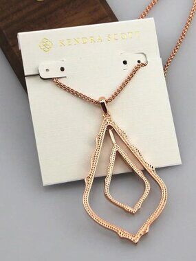 Kendra Scott necklace